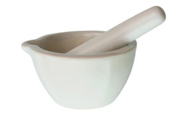 Mortero de porcelana con pistilo de 70 mL para triturar, pulverizar y mezclar sustancias en laboratorio.
