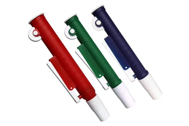 Pipeteador tipo cremallera para pipetas de laboratorio, ideal para aspirar y dispensar líquidos con precisión y seguridad.
