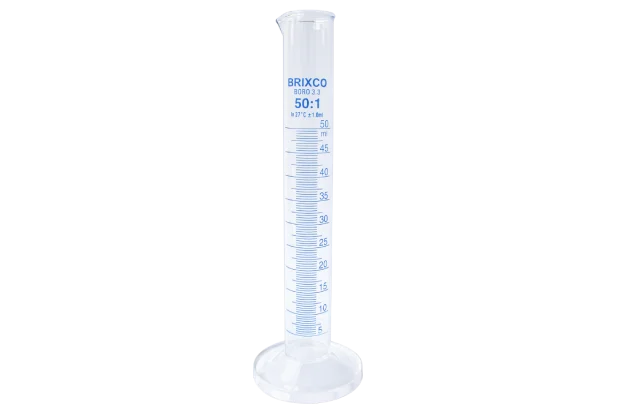 Probeta graduada de vidrio borosilicato 3.3 con base de vidrio para medición precisa de líquidos en laboratorio.

