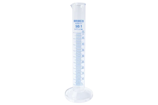 Probeta graduada de vidrio borosilicato 3.3 con base de vidrio para medición precisa de líquidos en laboratorio.
