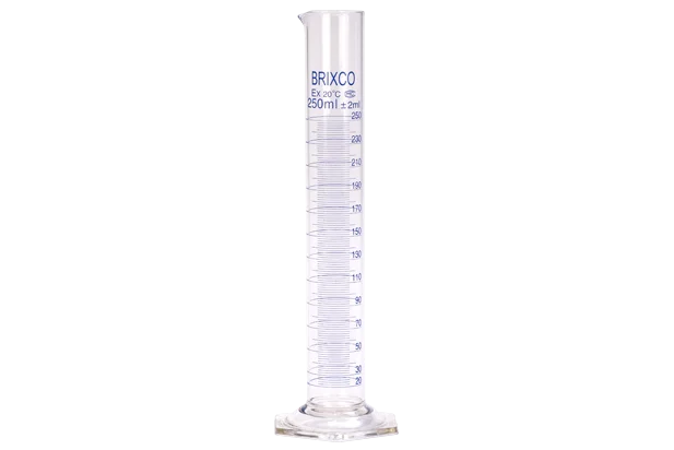 Probeta graduada de vidrio borosilicato 3.3 con base de vidrio para medición precisa de líquidos en laboratorio.
