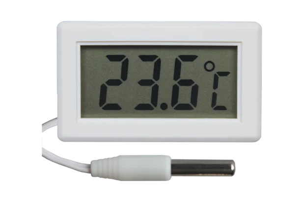 Termómetro digital de panel con sonda y pantalla LCD para el monitoreo preciso de temperatura en laboratorio e industria.
