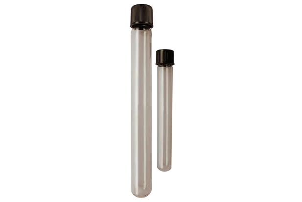 Tubo de ensayo con tapa rosca de vidrio borosilicato 3.3 para almacenamiento y análisis de muestras en laboratorio.
