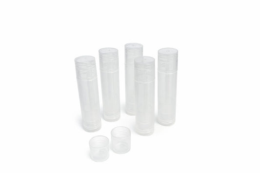 Envase para labial con capacidad de 10 ml y tapa, diseñado para el envasado, almacenamiento y presentación de productos cosméticos compatibles.